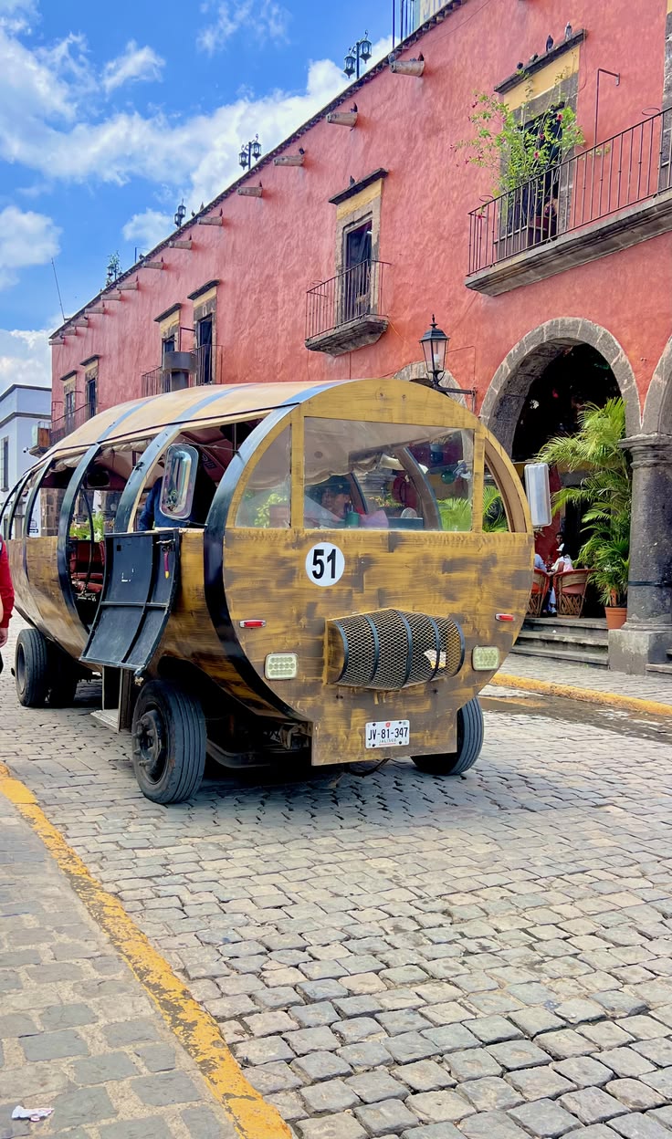 Vehículo turístico con forma de barril en Tequila